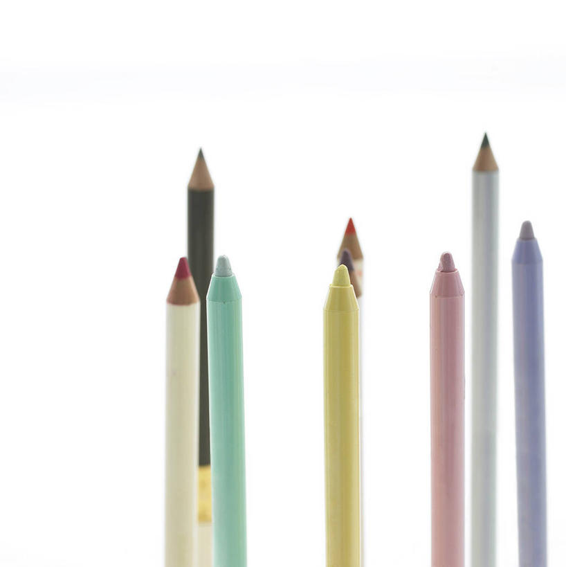 无人,竖图,室内,特写,白天,白色背景,正面,化妆,美容,时尚,静物,一排,许多,整齐,很多,排列,粉色,黄色,绿色,白色,彩妆,眼线笔,摄影,影棚,美容工具,队列,化妆工具,彩图,影棚拍摄,拍摄