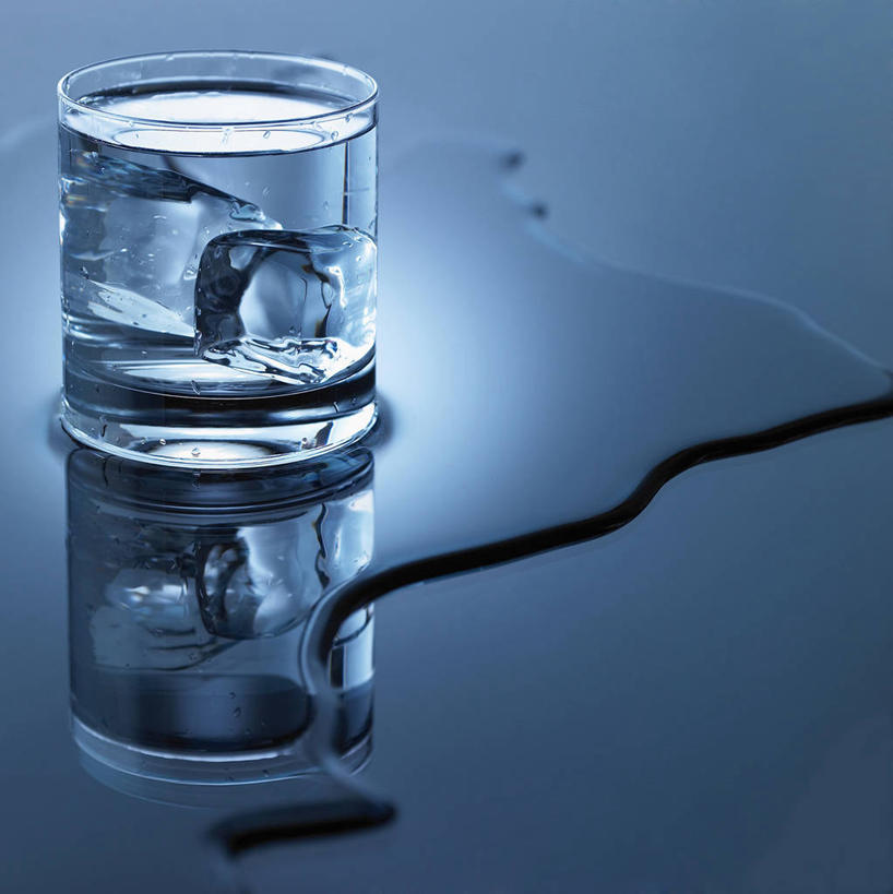 无人,竖图,俯视,室内,特写,白天,水,餐桌,桌子,杯子,阴影,蓝色背景,反射,液体,影子,一杯,洒,饮用水,玻璃制品,一个,倒影,水杯,矿泉水,摄影,影棚,单个,餐台,倒映,蒸馏水,反照,玻璃杯,撒,彩图,高角度拍摄,影棚拍摄,拍摄