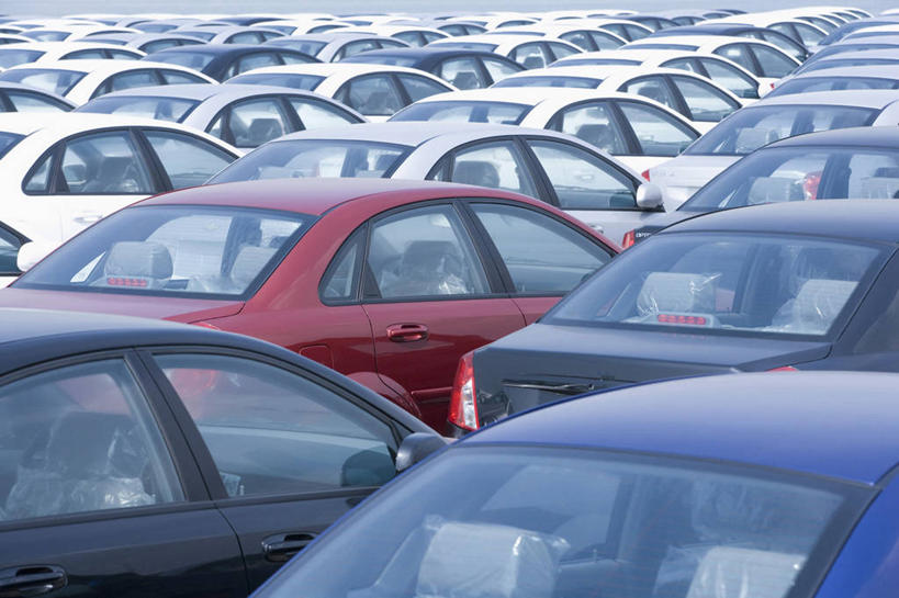 无人,横图,室外,白天,正面,汽车,一排,许多,阴影,整齐,并列,并排,光线,影子,很多,拥堵,拥挤,车,排列,阳光,交通工具,轿车,堵车,塞车,堵塞,队列,载具,平行,彩图