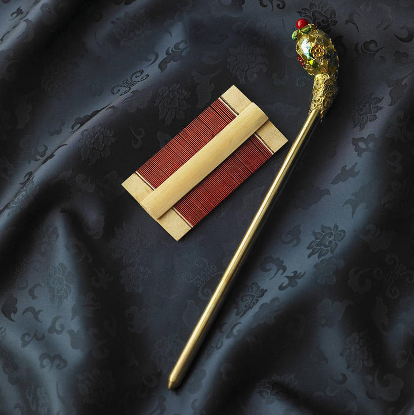 无人,竖图,俯视,室内,特写,白天,静物,一把,阴影,装饰,反射,头饰,影子,梳子,发簪,一个,发饰,饰品,日用品,摄影,影棚,单个,华丽,修饰,点缀,配饰,美发用品,衬托,美观,雅致,雅观,簪子,彩图,高角度拍摄,影棚拍摄,拍摄