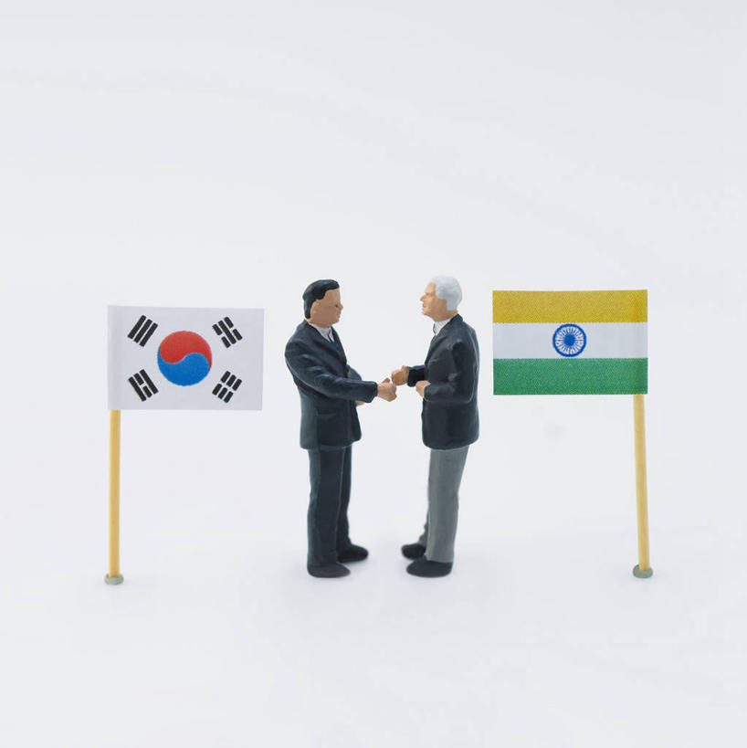 无人,两个人,同事,商务人士,商务男性,站,握手,竖图,室内,白天,白色背景,侧面,衬衫,成功,合作,团队,集体,信心,静物,旗帜,国旗,雕塑,两面,套装,艺术,装饰,雕刻,雕像,队伍,相视,工艺品,站着,面对面,摄影,影棚,纪念,对视,美术,领导,互视,成就,主题,相对,商务装,合伙,领袖,陈列,工薪阶层,相看,印度国旗,功能,美学,男人,男性,中年男性,白领,上班族,旗,搀手,拉手,手搀手,手拉手,手牵手,手握手,站立,彩图,全身,影棚拍摄,衬衣,拍摄,韩国国旗,太极旗