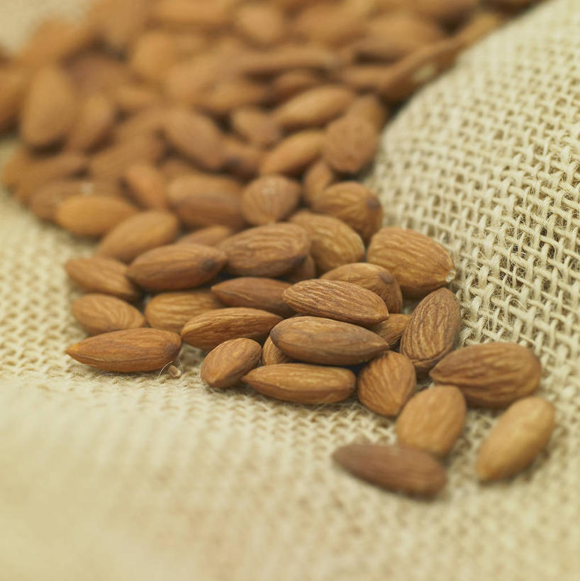 无人,竖图,俯视,室内,特写,白天,杏仁,纺织品,一堆,许多,阴影,堆叠,堆积,朦胧,模糊,反射,布,影子,坚果,果实,织物,很多,干果,堆,麻布,杏子,杏梅仁,杏核仁,木落子,苦杏仁,彩图,高角度拍摄