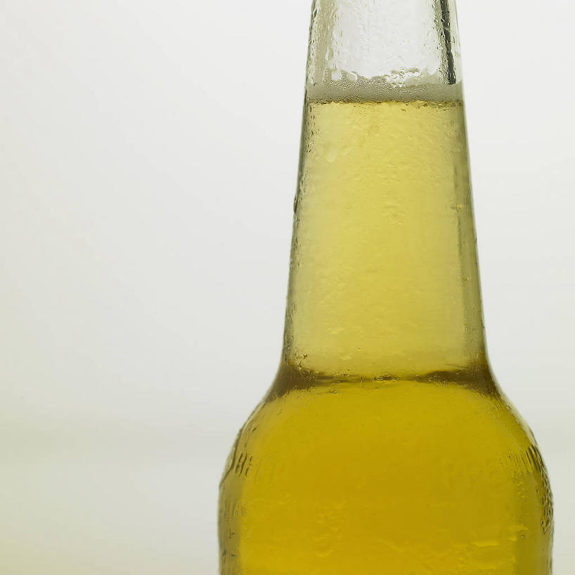 啤酒,无人,竖图,室内,特写,白天,正面,水,朦胧,模糊,液体,水滴,酒类,玻璃制品,酒,酒瓶,饮料,黄色,玻璃瓶,瓶子,啤酒瓶,摄影,影棚,一瓶,彩图,影棚拍摄,拍摄