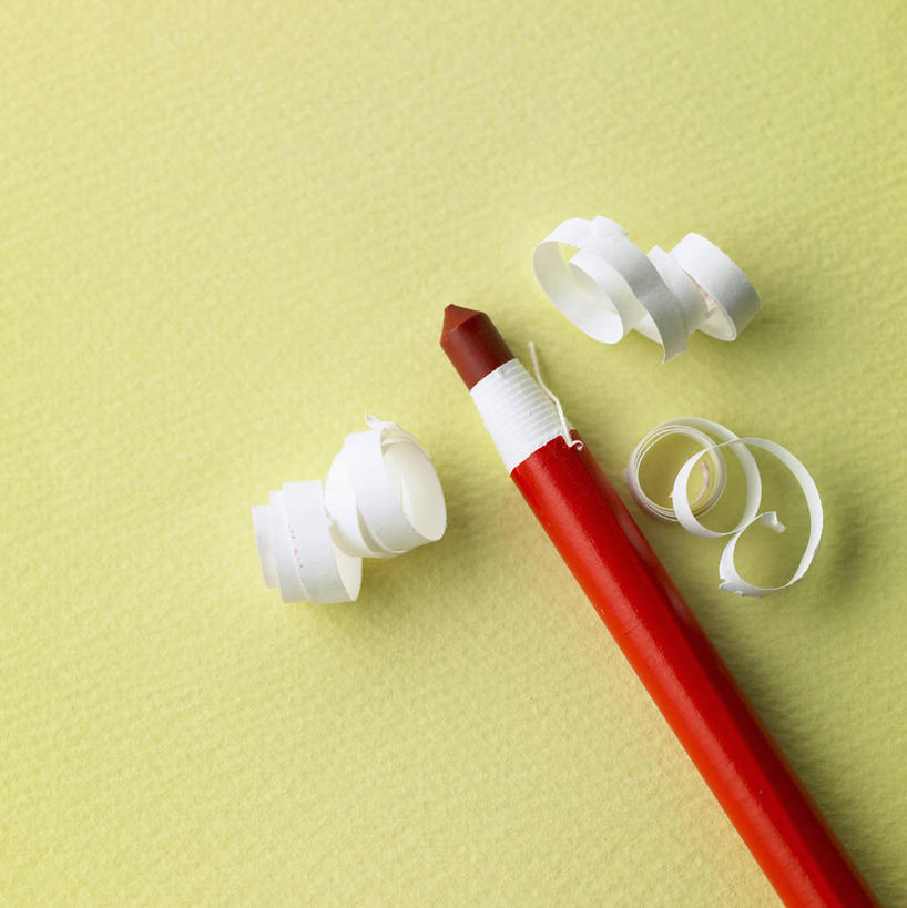 无人,竖图,俯视,室内,特写,白天,静物,阴影,黄色背景,反射,笔,影子,办公用品,纸屑,文具,铅笔,学习用品,摄影,影棚,碎纸,文具用品,一支,碎纸条,彩图,高角度拍摄,影棚拍摄,拍摄