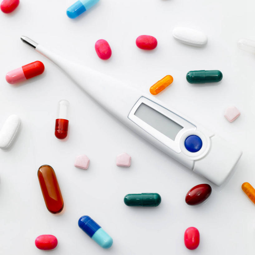 无人,竖图,俯视,室内,特写,白天,白色背景,安全,生活用品,静物,许多,阴影,反射,医学,测量,器材,温度计,药剂,药丸,影子,防护,很多,显示屏,胶囊,药片,一个,体温计,药品,治疗,摄影,影棚,单个,保护,快速,药物,温度,感冒,医疗,卫生,准确,体温,精度,精准,发烧,电子温度计,保险,预防,电子体温计,流感,物理,感温头,温度传感器,读数,快捷,医用温度计,量温棒,热电偶,平安,彩图,高角度拍摄,影棚拍摄,拍摄