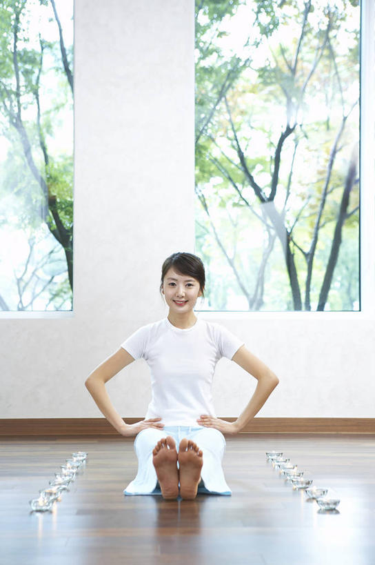 东方人,一个人,坐,竖图,室内,白天,正面,锻炼,瑜伽,运动,植物,窗户,地板,蜡烛,亚洲,仅一个年轻女性,仅一个女性,仅一个人,阴影,服装,裤子,反射,影子,墙,地面,注视,休闲裤,休闲装,黄种人,手叉腰,木地板,玻璃窗,墙壁,墙面,树,树木,衣服,绿色,白色,自然,叉腰,观察,看,休闲,休闲服,搭,养生,服饰,生长,成长,观看,察看,双手叉腰,搭着,关注,烛炬,体育,年轻女性,女人,女性,亚洲人,坐着,彩图,全身,健身