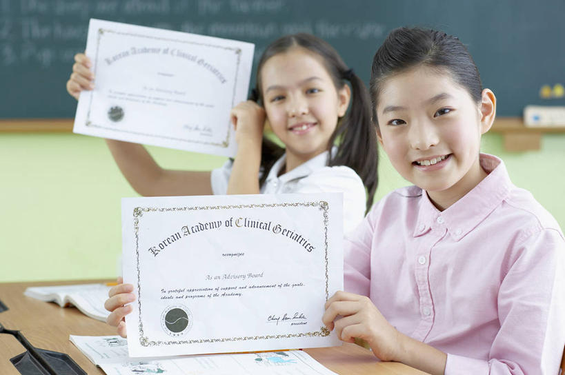 东方人,儿童,两个人,伙伴,朋友,学校,坐,举,笑,微笑,露齿笑,横图,室内,白天,正面,友谊,纯洁,成功,胜利,桌子,亚洲,握,阴影,服装,反射,影子,注视,休闲装,黄种人,书桌,校园,小孩,衣服,课桌,黑板,观察,看,托,休闲,教室,同学,休闲服,光彩,可爱,童年,童趣,教学,握着,服饰,观看,察看,课堂,校友,关注,奖励,奖状,荣誉,童真,烂漫,无邪,同窗,学友,荣耀,耐磨,教学黑板,光荣,天真,友情,女孩,女人,女性,亚洲人,举起,举手,举着,向上举,向上伸,向上托,坐着,半身,彩图,证明书,女生