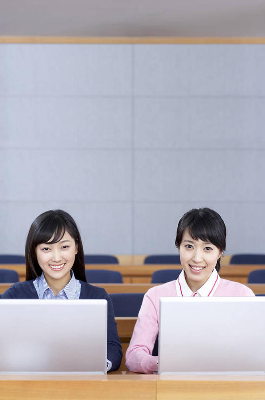 东方人,两个人,伙伴,朋友,学校,坐,笑,微笑,露齿笑,竖图,室内,白天,正面,友谊,桌子,亚洲,阴影,服装,反射,影子,墙,注视,休闲装,黄种人,书桌,校园,墙壁,墙面,衣服,课桌,观察,看,休闲,教室,同学,休闲服,服饰,观看,察看,课堂,阶梯教室,校友,关注,同窗,学友,友情,年轻女性,女人,女性,亚洲人,坐着,半身,彩图