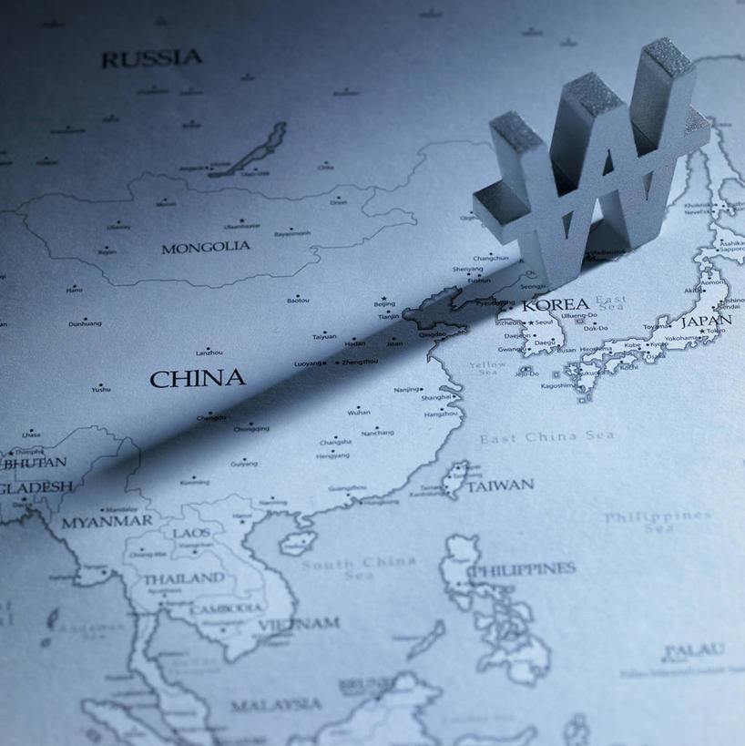 无人,竖图,俯视,室内,特写,白天,钱,道路,静物,地图,阴影,反射,信息,标志,钱币,文字,影子,交通,方向,标识,金融,韩币,经济,引导,指引,流通,贸易,货币,现金,彩图,高角度拍摄,圜,韩币符号,导航