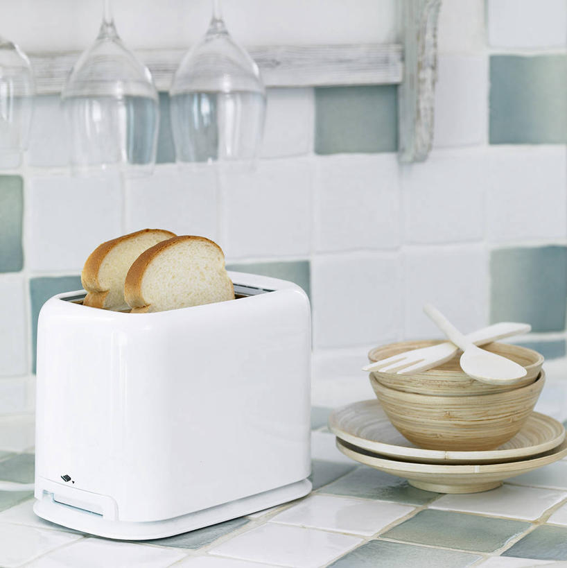 点心,面包,无人,竖图,室内,白天,正面,餐桌,桌子,餐具,两片,阴影,反射,叉子,电器,碟子,盘,影子,勺子,墙,食品,面点,吐司,面包机,饮食,墙壁,墙面,食物,糕点,盘子,调羹,碟,汤匙,餐台,法式面包,家电,家用电器,吐司面包,餐叉,烘培,进餐用具,彩图,烘烤,多士,听型面包,小家电