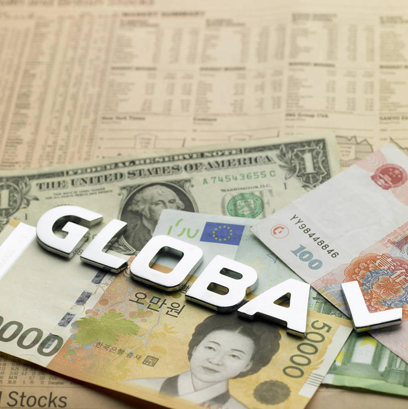 无人,竖图,俯视,室内,特写,白天,钱,人民币,美元,桌面,桌子,静物,阴影,反射,英文,标志,钱币,文字,影子,字符,字母,标识,钞票,金融,纸币,韩币,经济,英文字母,流通,纸钞,贸易,货币,现金,彩图,高角度拍摄,圜