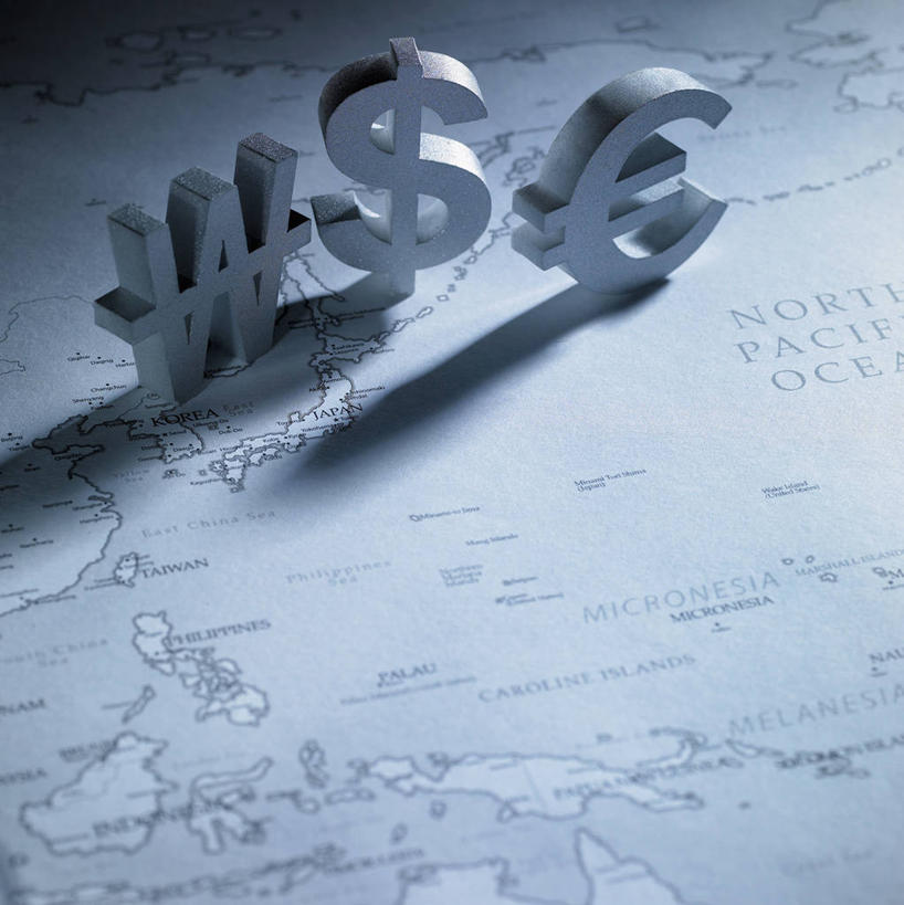 无人,竖图,俯视,室内,特写,白天,钱,道路,静物,地图,阴影,反射,信息,标志,钱币,文字,影子,交通,欧元,方向,标识,三个,金融,经济,引导,指引,流通,贸易,货币,美元符号,彩图,高角度拍摄,欧元符号,韩币符号,导航