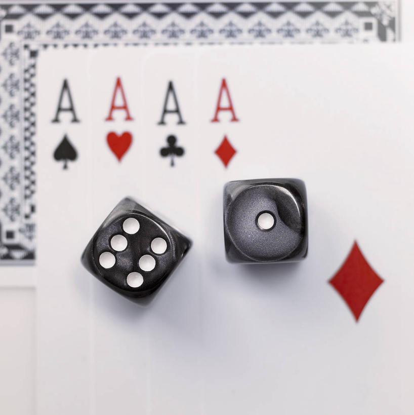 无人,竖图,俯视,室内,特写,白天,游戏,赌博,贪欲,竞争,静物,扑克牌,纸牌,玩具,扑克,一排,阴影,朦胧,模糊,整齐,并列,并排,反射,英文,标志,骰子,文字,影子,字符,字母,四张,玩,娱乐,标识,刺激,排列,休闲,活动,英文字母,队列,发泄,消遣,智力,赌具,平行,色子,投机,侥幸,欲望,投子,宣泄,玩耍,嬉戏,彩图,高角度拍摄,胜负,输赢