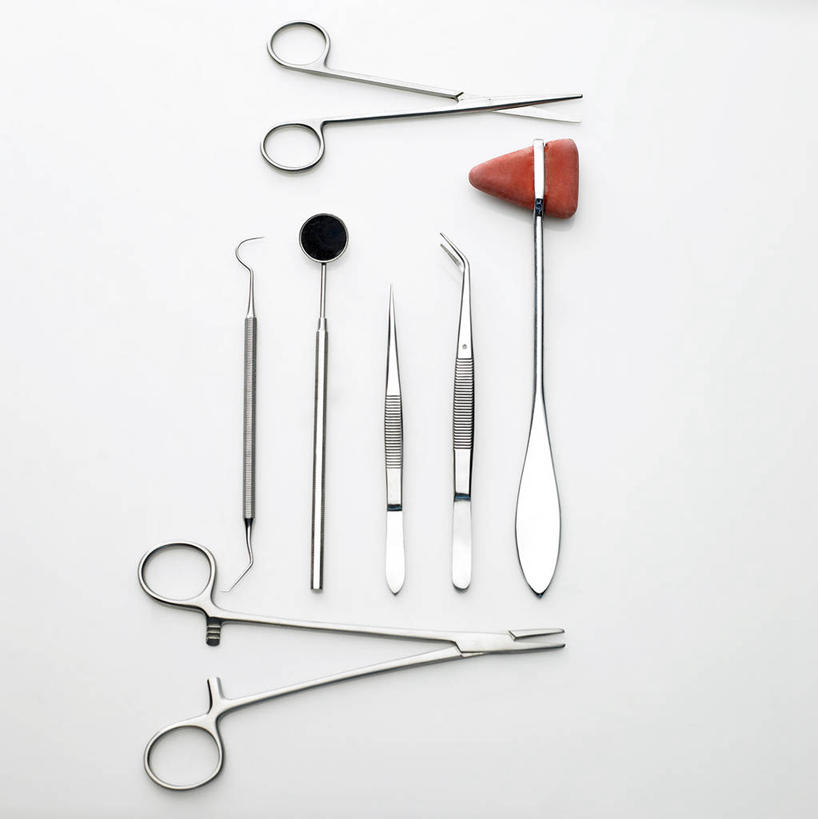 无人,竖图,俯视,室内,特写,白天,白色背景,镜子,静物,金属制品,修剪,阴影,反射,金属,锤子,工具,剪刀,镊子,影子,摄影,影棚,裁剪,镜像,剪子,剪裁,切割,镜面,牙科,反射镜,光学,手术剪刀,手术剪,彩图,高角度拍摄,影棚拍摄,拍摄