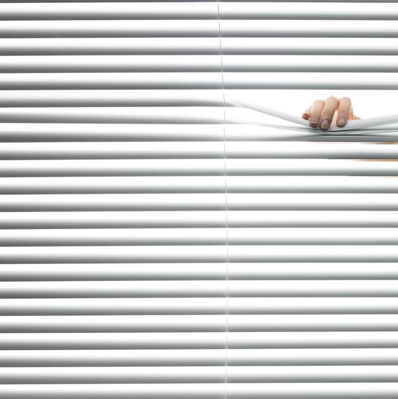 东方人,手,一个人,竖图,室内,特写,白天,白色背景,正面,窗户,亚洲,仅一个年轻女性,仅一个女性,仅一个人,握,阴影,反射,影子,百叶窗,黄种人,手部,偷看,握着,摄影,影棚,单手,偷窥,年轻女性,女人,女性,亚洲人,半身,彩图,影棚拍摄,拍摄,窥视,窥探