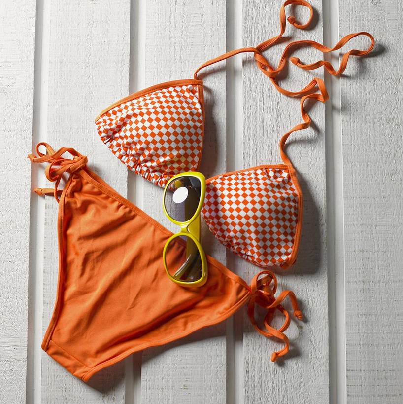 无人,竖图,俯视,室内,特写,白天,泳装,比基尼,静物,一副,阴影,反射,墨镜,眼镜,影子,地面,太阳镜,太阳眼镜,橙色,遮阳镜,彩图,高角度拍摄,三点式,泳衣