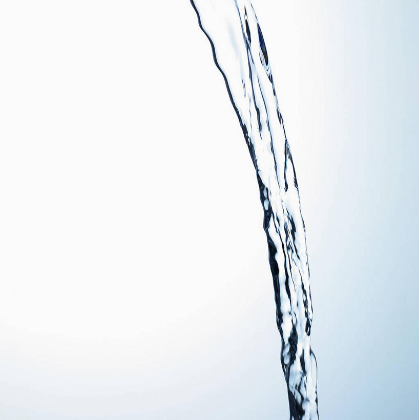 无人,竖图,室内,特写,白天,正面,水,倒,阴影,飞溅,蓝色背景,溅,透明,反射,液体,影子,水滴,水珠,摄影,流动,影棚,喷洒,通透,彩图,影棚拍摄,拍摄