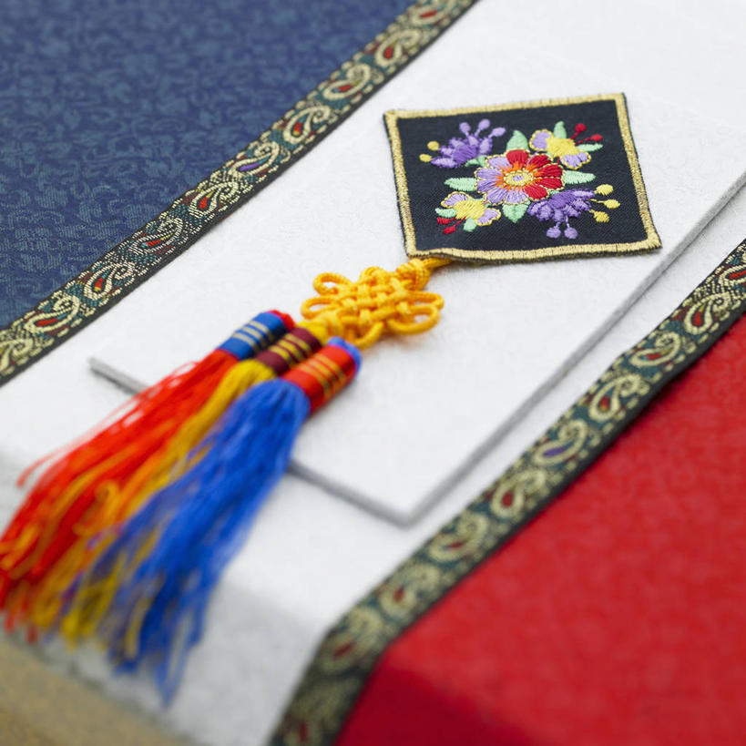 无人,方图,俯视,室内,特写,白天,静物,礼盒,礼物,玉,阴影,反射,雕刻,影子,纸盒,盒子,一个,包装盒,礼品盒,奢侈品,玉雕,礼品,单个,玉器,贵重,珍贵,玉石,玉佩,宝贵,彩图,高角度拍摄