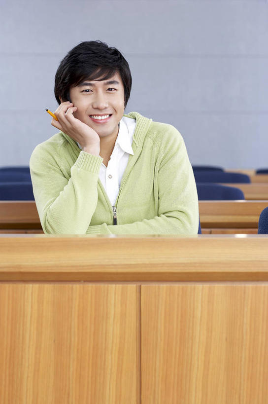 东方人,一个人,学校,坐,笑,微笑,露齿笑,竖图,室内,白天,正面,桌子,亚洲,仅一个男性,仅一个人,撑,阴影,服装,反射,影子,墙,托腮,注视,休闲装,黄种人,书桌,校园,墙壁,墙面,仅一个年轻男性,衣服,课桌,观察,看,托,休闲,教室,休闲服,服饰,观看,察看,课堂,阶梯教室,关注,托下巴,单手托腮,男人,男性,年轻男性,亚洲人,坐着,半身,彩图