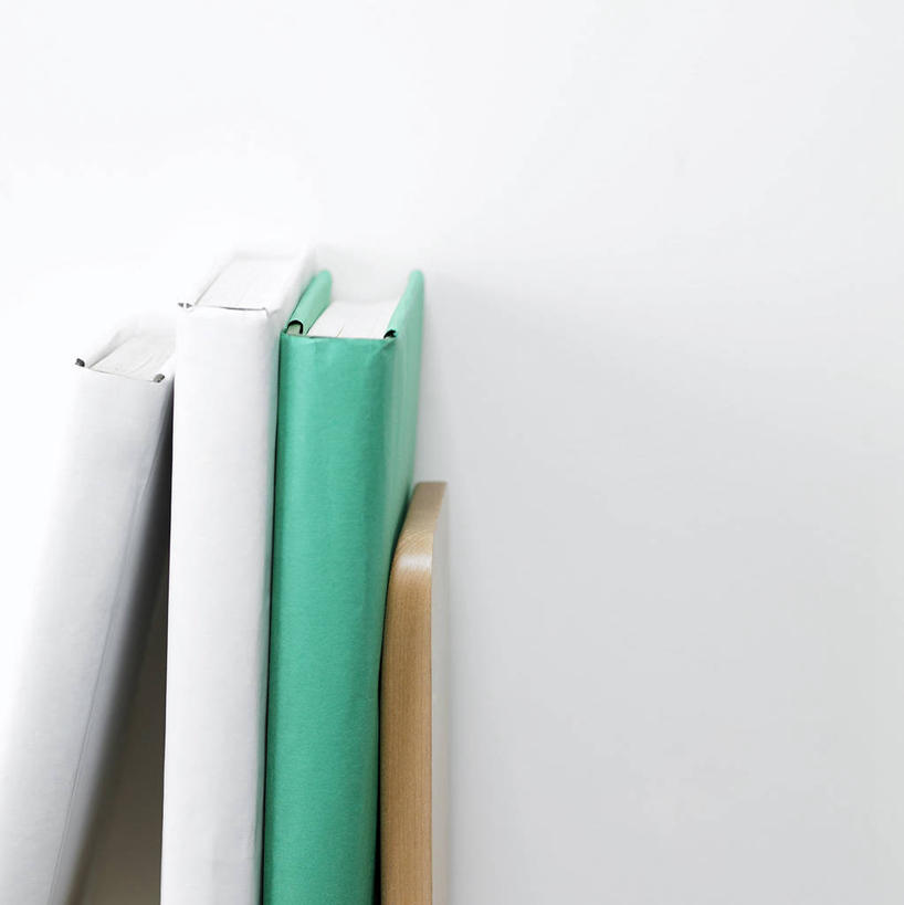 无人,竖图,室内,特写,白天,白色背景,正面,静物,书籍,阴影,反射,影子,书本,三本,摄影,影棚,挡书板,书挡,书夹,书立,书,图书,彩图,影棚拍摄,拍摄