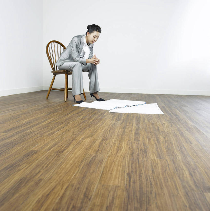 东方人,一个人,商务人士,商务女性,坐,双手交叉,竖图,室内,白天,正面,高跟鞋,时尚,地板,鞋子,椅子,亚洲,仅一个年轻女性,仅一个女性,仅一个人,一双,阴影,套装,反射,材料,档案,文件,影子,木椅,墙,地面,注视,黄种人,木地板,墙壁,墙面,白色,资料,低头,观察,看,搭,观看,察看,搭着,关注,时髦,文档,商务装,工薪阶层,垂头,时兴,年轻女性,女人,女性,亚洲人,白领,上班族,十字手,坐着,彩图,全身