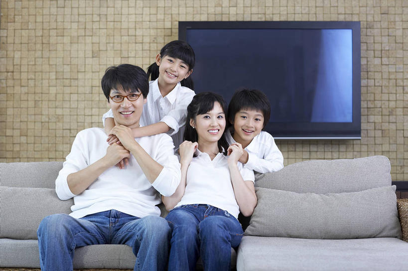 东方人,儿童,中年人,四个人,家庭,夫妻,母亲,父亲,女儿,儿子,客厅,坐,握手,笑,微笑,露齿笑,横图,室内,白天,正面,爱情,纯洁,靠垫,沙发,电视,亚洲,一副,阴影,服装,裤子,反射,眼镜,影子,墙,靠枕,浪漫,注视,牛仔裤,休闲装,黄种人,墙壁,墙面,小孩,衣服,垫子,枕头,观察,看,休闲,温暖,温馨,父女,父子,母女,母子,一家人,休闲服,恩爱,父爱,可爱,母爱,童年,童趣,恋人,服饰,观看,和睦,察看,起居室,关注,彩电,近视眼镜,布艺沙发,童真,烂漫,无邪,彩色电视机,显像管屏,显像管屏幕,客堂,天真,男孩,男人,男性,女孩,女人,女性,中年男性,中年女性,亚洲人,孩子,夫妇,情侣,电视机,搀手,拉手,手拉手,手握手,坐着,半身,彩图,伴侣,融洽,男生,女生,数码电视,数字电视