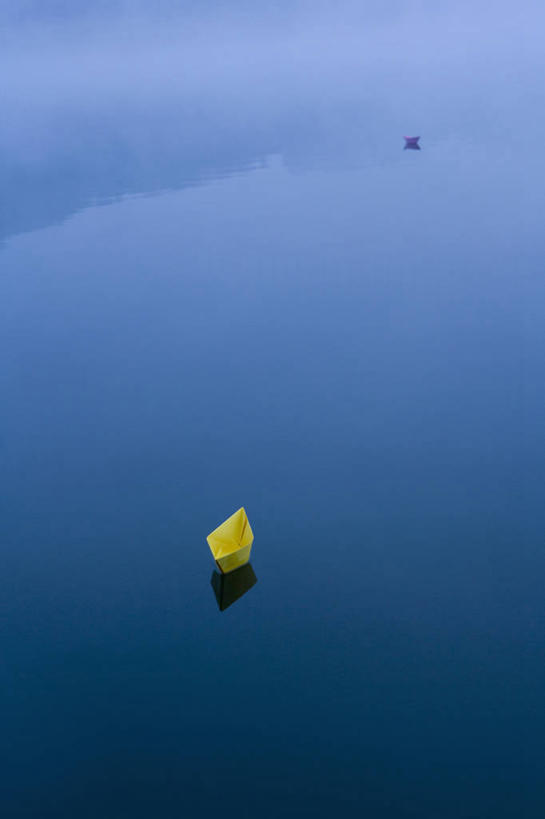 无人,竖图,俯视,室外,白天,湖,湖泊,美景,水,船,艺术,折纸,纸艺,手工艺品,湖面,景观,水流,水面,文化,黄色,倒影,自然,纸制品,工艺品,湖水,景色,倒映,高雅,自然风光,纸船,工艺折纸,自信心,品位,反照,彩图,高角度拍摄