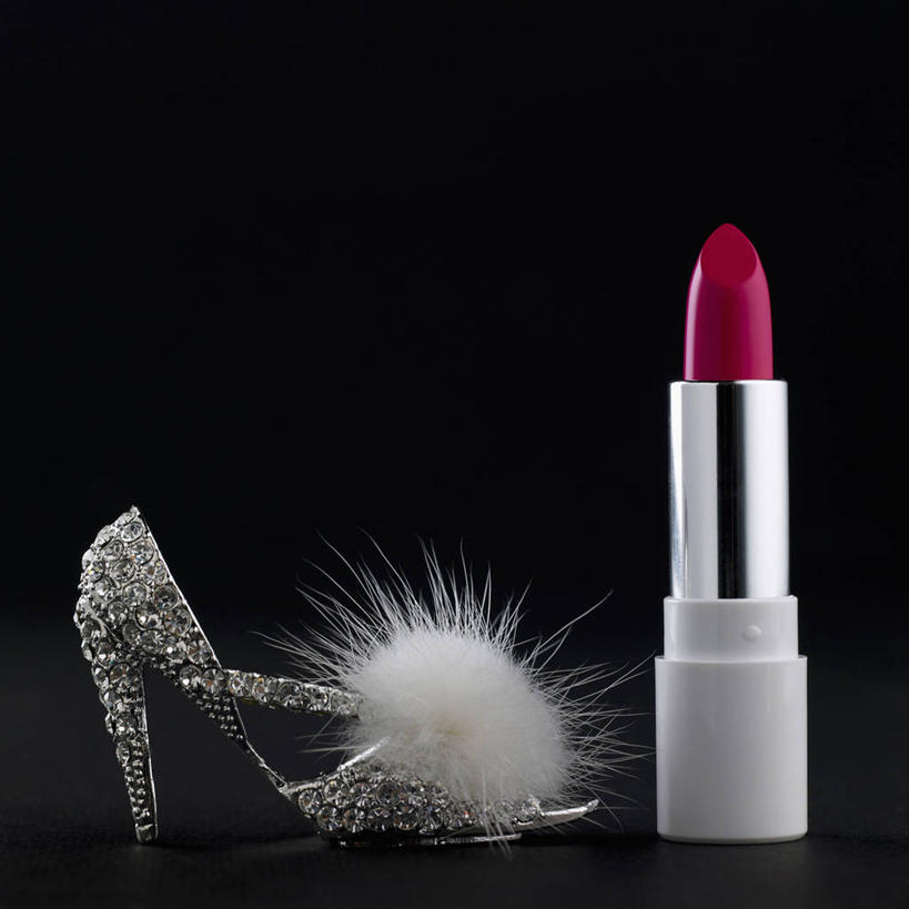 无人,方图,室内,白天,正面,高跟鞋,时尚,鞋子,羽毛,金属制品,阴影,黑色背景,轻盈,柔软,反射,金属,影子,银色,一只,白色,唇膏,化妆品,口红,摄影,影棚,化妆用品,时髦,轻柔,时兴,唇棒,彩图,影棚拍摄,拍摄