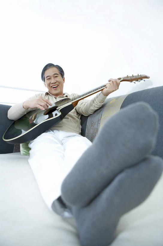 东方人,一个人,躺,笑,微笑,露齿笑,竖图,室内,白天,正面,靠垫,沙发,纺织品,亚洲,仅一个男性,仅一个人,一把,握,阴影,服装,朦胧,模糊,反射,布,影子,吉他,靠枕,乐器,弦乐器,织物,拿,拿着,注视,休闲装,黄种人,袜子,衣服,白色,灰色,抱枕,枕头,观察,看,仅一个老年男性,休闲,休闲服,握着,服饰,观看,布匹,察看,关注,弹拨弦鸣乐器,布艺沙发,尼龙,卧着,老年男性,男人,男性,亚洲人,躺着,卧,彩图,全身,锦纶,耐纶,尼龙袜,弹拨弦乐器