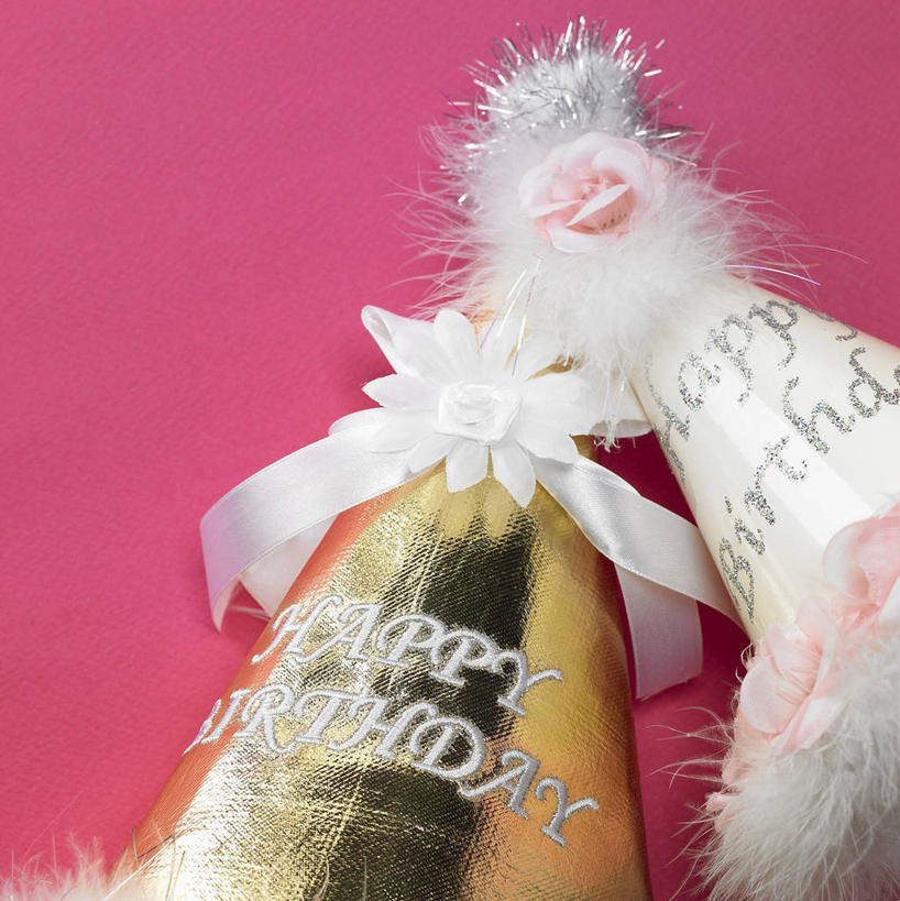 无人,竖图,室内,特写,白天,正面,生日,静物,帽子,羽毛,两顶,阴影,红色背景,纸质,轻盈,庆祝,柔软,装饰,反射,英文,标志,丝绸,丝带,文字,影子,字符,字母,缎带,标识,生日帽,绸带,白色,蝴蝶结,金色,摄影,影棚,英文字母,华丽,修饰,庆贺,点缀,小丑帽,祝贺,出生,三角帽,狂欢帽,派对帽,聚会帽,纸帽,轻柔,衬托,美观,雅致,雅观,诞生,彩图,影棚拍摄,拍摄