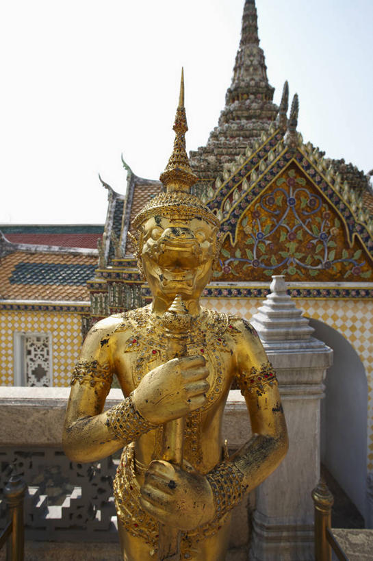 东方人,一个人,无人,寺庙,栏杆,站,竖图,彩色,室外,白天,正面,旅游,度假,名胜古迹,标志建筑,地标,建筑,雕塑,泰国,亚洲,仅一个男性,仅一个人,一排,握,阴影,节日,遗迹,艺术,整齐,装饰,光线,雕刻,雕像,方格,格子,瓦片,影子,墙,屋顶,围栏,顶棚,瓦,注视,黄种人,古迹,文化,文物,娱乐,建设,古建筑,护栏,墙壁,墙面,排列,仅一个年轻男性,黄色,白色,天空,阳光,工艺品,庙宇,天,观察,看,祈祷,站着,享受,休闲,健康,旅游胜地,放松,握着,许愿,宗教,建造,东南亚,佛教,信仰,观看,纪念,五颜六色,祈求,美术,色彩斑斓,察看,队列,关注,主题,五彩缤纷,陈列,古文明,屋瓦,泰王国,功能,美学,五彩斑斓,释教,石制品,五光十色,平安,男人,男性,年轻男性,亚洲人,站立,半身,彩图,庙,寺