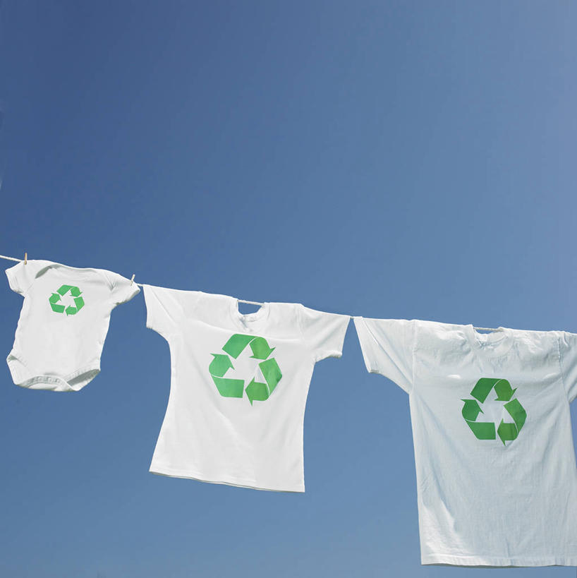 无人,竖图,室外,白天,仰视,T恤衫,吊挂,悬挂,阴影,光线,三角形,图形,影子,几何,挂,T恤,方向,箭头,蓝色,绿色,白色,蓝天,天空,阳光,晾衣绳,绳子,天,三件,晴朗,指向,数学,万里无云,簇,晴空,晴空万里,彩图,低角度拍摄,几何图形