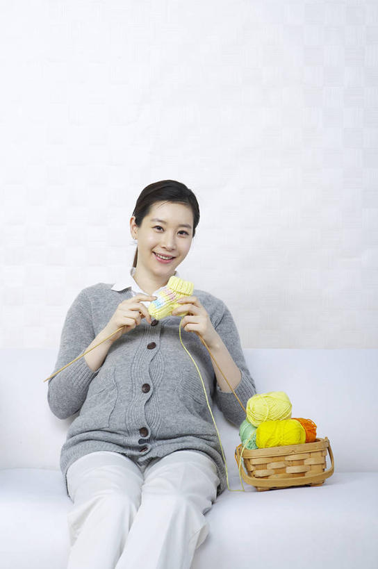 东方人,孕妇,一个人,坐,交叉,竖图,室内,白天,白色背景,正面,毛衣,沙发,竹子,纺织品,亚洲,仅一个女性,仅一个人,两根,一堆,许多,握,阴影,堆叠,堆积,竹制,裤子,卷曲,编织,缠绕,反射,布,篮子,影子,织物,很多,拿,拿着,休闲裤,黄种人,线团,针,袜子,纺织,一个,黄色,蓝色,白色,灰色,竹篮,毛线,靠,靠着,倚靠,仅一个中年女性,怀孕,橘色,握着,摄影,影棚,单个,竹条,堆,布匹,交织,竹制品,倚着,待产,线衫,布艺沙发,毛衣针,尼龙,妊娠,准妈妈,穿插,编织针,毛线衣,绒线衣,女人,女性,中年女性,亚洲人,产妇,坐着,半身,彩图,影棚拍摄,绒衣,套衫,套头毛衣,线衣,拍摄,锦纶,耐纶,尼龙袜