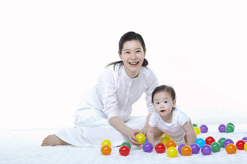 东方人,婴儿,儿童,两个人,家庭,母亲,坐,笑,微笑,露齿笑,横图,彩色,室内,白天,白色背景,正面,裙子,婴儿服装,纯洁,亚洲,一堆,许多,握,阴影,堆叠,堆积,连衣裙,反射,工具,影子,很多,拿,拿着,注视,黄种人,小孩,白色,观察,看,趴着,清洁,温暖,温馨,一家人,可爱,母爱,童年,童趣,握着,摄影,活泼,塑胶制品,影棚,观看,堆,五颜六色,色彩斑斓,和睦,察看,除尘,关注,宝宝,五彩缤纷,童真,橡胶制品,纯真,烂漫,无邪,气吹,吹尘球,吹气球,乳胶制品,吸气球,五彩斑斓,母婴,五光十色,伶俐,天真,年轻女性,女人,女性,亚洲人,孩子,年轻人,趴,坐着,彩图,全身,影棚拍摄,婴儿服,拍摄,融洽