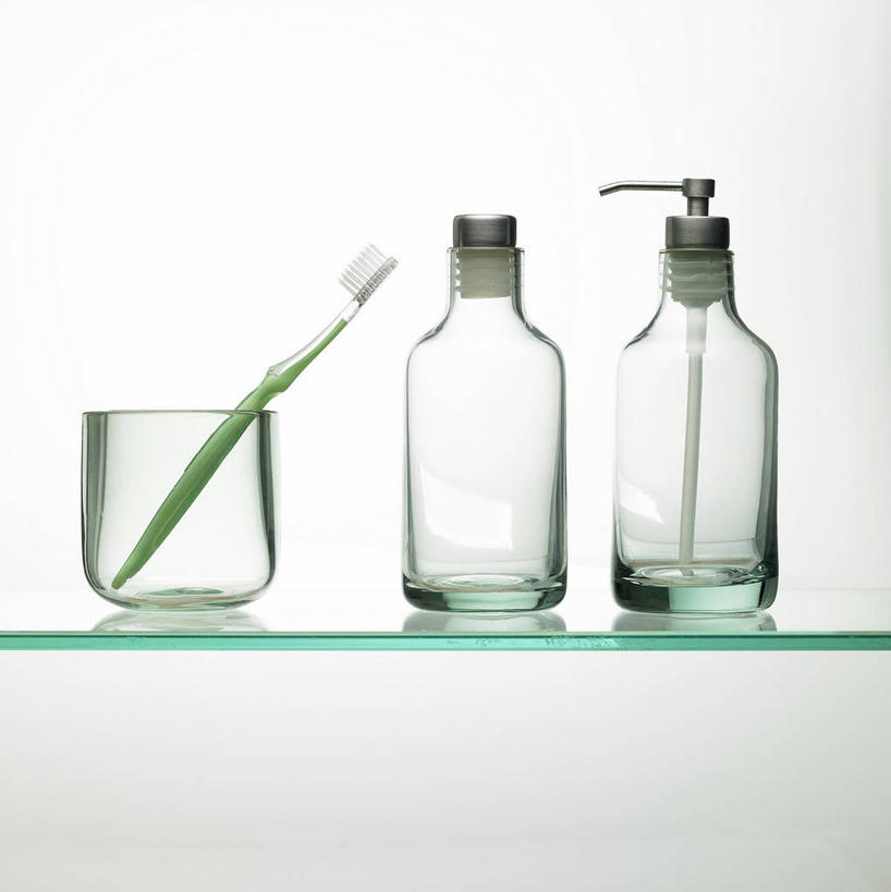 无人,竖图,室内,特写,白天,白色背景,正面,桌子,静物,杯子,玻璃,阴影,反射,罐子,牙刷,影子,玻璃制品,三个,玻璃瓶,瓶子,水杯,日用品,清洁,摄影,影棚,洗漱用品,卫生,玻璃杯,彩图,影棚拍摄,拍摄