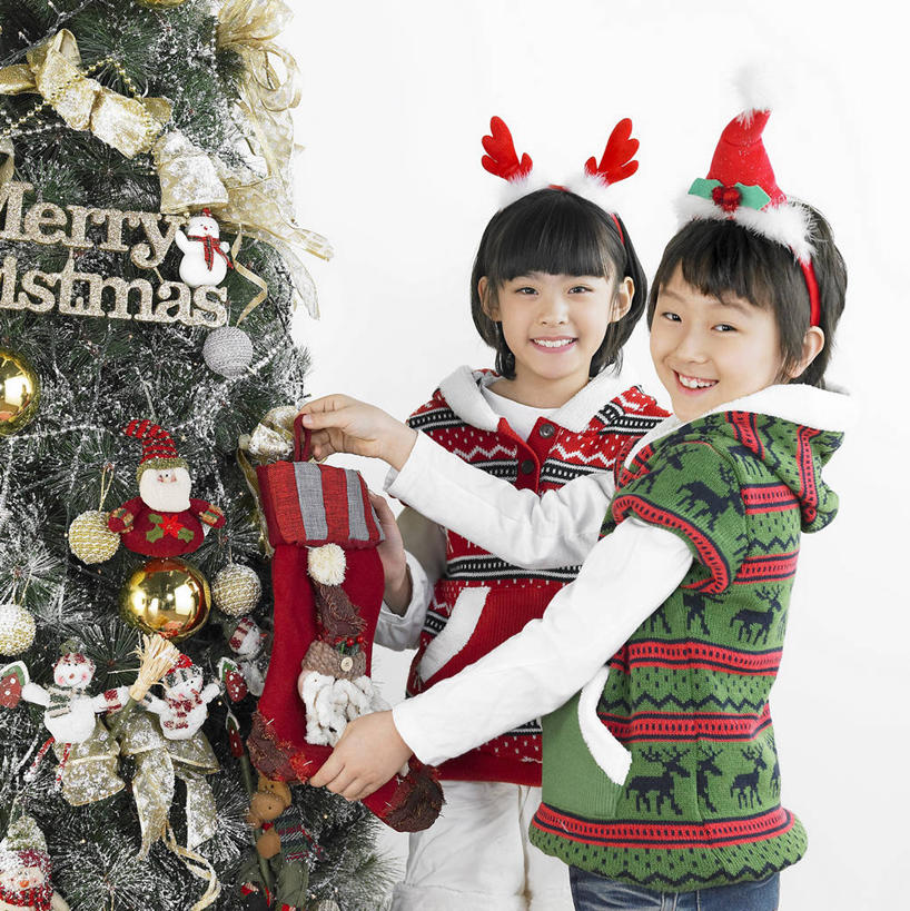 东方人,儿童,两个人,家庭,站,笑,微笑,露齿笑,竖图,室内,白天,白色背景,正面,纯洁,植物,哺乳动物,鹿,野生动物,帽子,圣诞节,亚洲,一排,许多,握,阴影,服装,节日,庆祝,整齐,装饰,反射,英文,标志,挂饰,丝绸,丝带,头饰,文字,影子,字符,字母,圣诞树,缎带,圣诞球,很多,拿,拿着,扭头,注视,休闲装,黄种人,文化,标识,圣诞袜,袜子,绸带,球,树,树木,排列,小孩,衣服,红色,绿色,自然,动物,发箍,发饰,饰品,观察,看,站着,转头,庆典,休闲,球体,温暖,温馨,一家人,休闲服,金色,圣诞帽,可爱,童年,童趣,握着,摄影,服饰,活泼,影棚,生长,成长,头箍,观看,纪念,英文字母,华丽,修饰,点缀,和睦,察看,队列,关注,发卡,童真,烂漫,无邪,配饰,衬托,美观,雅致,雅观,棉帽,四不像,大卫神父鹿,四不象,天真,男孩,男人,男性,女孩,女人,女性,亚洲人,孩子,麋鹿,站立,半身,彩图,影棚拍摄,拍摄,融洽,男生,女生