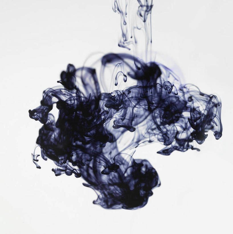 无人,竖图,室内,特写,白天,白色背景,正面,阴影,融化,反射,墨水,液体,影子,办公用品,文具,黑色,学习用品,摄影,影棚,墨,墨汁,文具用品,文房四宝,熔化,溶化,熔解,消溶,彩图,影棚拍摄,拍摄