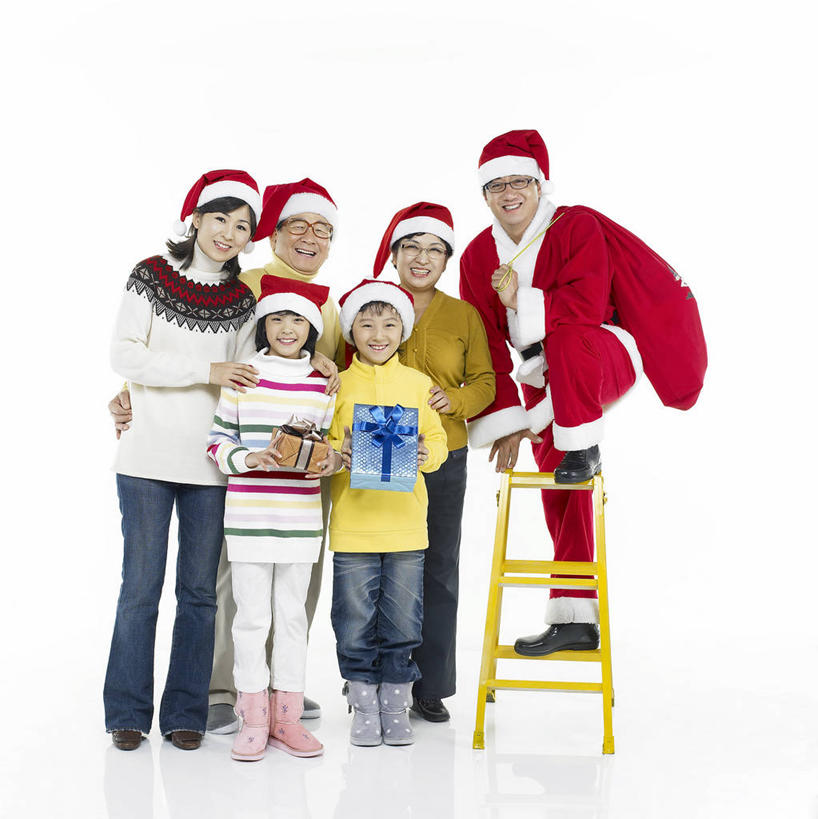 东方人,儿童,中年人,老年人,夫妻,母亲,父亲,女儿,祖母,祖父,三代同堂,站,抱,笑,攀登,微笑,露齿笑,竖图,室内,白天,白色背景,正面,毛衣,爱情,纯洁,礼盒,礼物,帽子,鞋子,亚洲,一副,许多,握,阴影,服装,裤子,装饰,反射,丝绸,丝带,梯子,眼镜,影子,纸盒,阶梯,缎带,很多,许多人,浪漫,拿,拿着,注视,牛仔裤,休闲装,黄种人,靴子,祖孙三代,绸带,盒子,两个,一个,小孩,衣服,黄色,红色,蓝色,包装盒,蝴蝶结,礼品盒,扶,观察,看,站着,一群人,休闲,温暖,温馨,父女,母女,休闲服,爬,圣诞帽,恩爱,父爱,可爱,母爱,童年,童趣,握着,恋人,摄影,服饰,礼品,影棚,奶奶,爷爷,单个,抱着,观看,上升,祖孙,老花镜,保暖,华丽,修饰,点缀,和睦,察看,扶着,搂着,衣着,雪地靴,穿着,关注,线衫,圣诞服,近视眼镜,童真,烂漫,无邪,外婆,外孙女,外祖母,人字梯,外公,外祖父,外孙,两副,外孙子,衬托,美观,雅致,雅观,棉帽,登高,衣饰,远视眼镜,毛线衣,绒线衣,天真,老年男性,老年女性,男孩,男人,男性,女孩,女人,女性,中年男性,中年女性,亚洲人,孩子,夫妇,情侣,全家福,孙女,孙子,搂,搂抱,攀爬,站立,彩图,全身,影棚拍摄,绒衣,套衫,套头毛衣,线衣,拍摄,伴侣,融洽,男生,女生,爸爸,多代同堂,妈妈