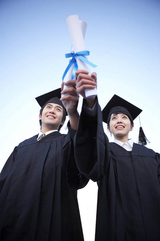 东方人,两个人,伙伴,朋友,学生,站,举,笑,微笑,露齿笑,竖图,室外,白天,仰视,友谊,成功,胜利,亚洲,握,阴影,装饰,光线,丝绸,丝带,影子,缎带,拿,拿着,注视,黄种人,绸带,蓝色,黑色,蓝天,天空,阳光,天,观察,看,托,站着,同学,光彩,握着,流苏,观看,华丽,修饰,点缀,察看,学士帽,校友,毕业,关注,奖励,学士服,奖状,荣誉,衬托,美观,雅致,雅观,同窗,学友,荣耀,垂布,学士袍,光荣,友情,男人,男性,年轻男性,年轻女性,女人,女性,亚洲人,举起,举手,举着,向上举,向上伸,向上托,站立,半身,彩图,低角度拍摄,证明书