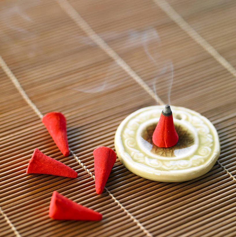 无人,竖图,俯视,室内,特写,白天,蜡烛,五个,一排,许多,阴影,节日,整齐,围绕,反射,图形,席子,影子,圆锥,烟雾,几何,燃烧,文化,佛香,排列,一个,红色,香火,香烛,垫子,祈祷,健康,烟,许愿,宗教,信仰,缭绕,烧香,单个,纪念,祈求,草席,队列,数学,旋绕,萦绕,回绕,圆锥体,平安,彩图,高角度拍摄,几何图形,立体几何,立体图形