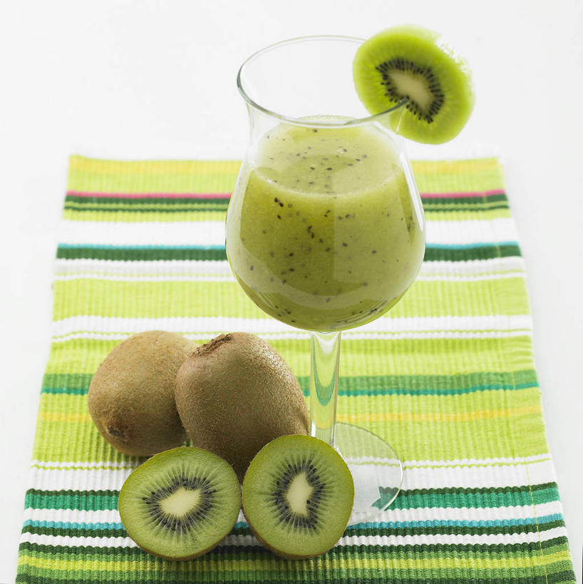 果汁,无人,竖图,俯视,室内,特写,白天,白色背景,餐桌,桌子,猕猴桃,杯子,水果,五个,许多,切开,新鲜,生食,食品,果实,饮品,一杯,玻璃制品,食物,饮料,一个,绿色,餐巾,水杯,切,猕猴桃汁,摄影,有机食品,绿色食品,影棚,单个,餐台,可口,横截面,剖面,切面,适口,保洁方巾,口布,截面,截面图形,玻璃杯,奇异果,猕猴梨,彩图,高角度拍摄,影棚拍摄,拍摄