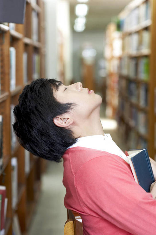 东方人,一个人,图书馆,坐,闭眼,双手交叉,竖图,室内,白天,侧面,柜子,书籍,椅子,照明,亚洲,仅一个男性,仅一个人,一排,许多,握,朦胧,模糊,整齐,并列,并排,灯光,很多,拿,拿着,黄种人,灯,排列,仅一个年轻男性,书本,橱柜,灯具,日光灯,书柜,书橱,握着,照亮,双手抱胸,照明设备,储存,队列,平行,浏览室,荧光灯,储备,蕴藏,贮备,男人,男性,年轻男性,亚洲人,书,图书,闭眼睛,闭着眼,闭着眼睛,坐着,半身,彩图,书库,图书库,贮存,阅览室