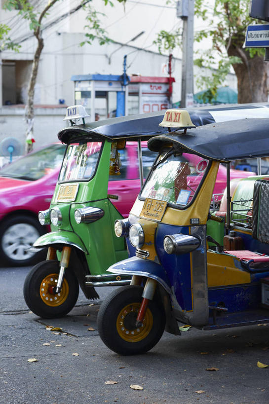 无人,竖图,室外,白天,正面,度假,机器,美景,植物,城市风光,城市,道路,路,公路,出租车,摩托车,汽车,叶子,照明,泰国,亚洲,景观,灯光,枯叶,落叶,交通,娱乐,车,灯,粉色,黄色,蓝色,绿色,自然,灯具,交通工具,轿车,享受,休闲,发动机,机械,景色,放松,东南亚,生长,成长,照亮,照明设备,载具,的士,计程车,泰王国,出租车顶灯,汽车顶灯,叶,叶片,马路,彩图,汽车发动机