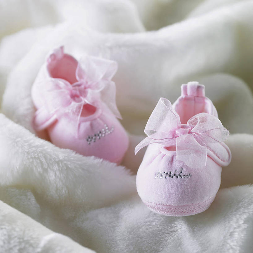 无人,竖图,俯视,室内,特写,白天,静物,鞋子,纺织品,珠宝,一双,学习,朦胧,模糊,装饰,毛毯,丝绸,丝带,毯子,缎带,绸带,纺织,粉色,白色,蝴蝶结,婴儿鞋,水钻,垫子,温暖,华丽,修饰,点缀,宝石,防滑,衬托,美观,雅致,雅观,耐磨,彩图,高角度拍摄,莱茵石,水晶玻璃,水晶钻石,学步鞋