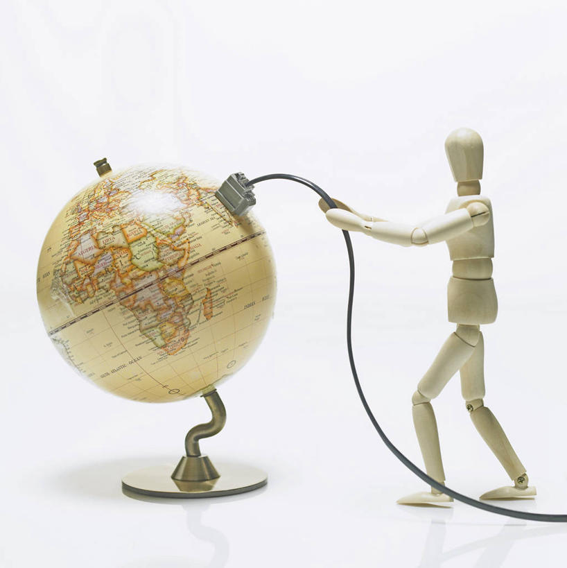 无人,竖图,室内,特写,白天,白色背景,正面,通讯,数据,仪器,海洋,摆设,静物,地图,握,阴影,艺术,装饰,反射,传输,网格,地球仪,人偶,线条,影子,世界地图,地球,陆地,拿,全球,拿着,文化,球,装饰品,经纬线,模型,装饰物,工艺品,球体,握着,摄影,地理,国家,影棚,华丽,修饰,网线,点缀,大陆,世界,高雅,木偶,水晶头,纬线,饰物,版图,经线,简洁,经纬仪,地理学,衬托,美观,雅致,雅观,线缆,关节人,吉特达木人,吉特达人偶,木偶人,木人,彩图,影棚拍摄,拍摄,大洋,大洲