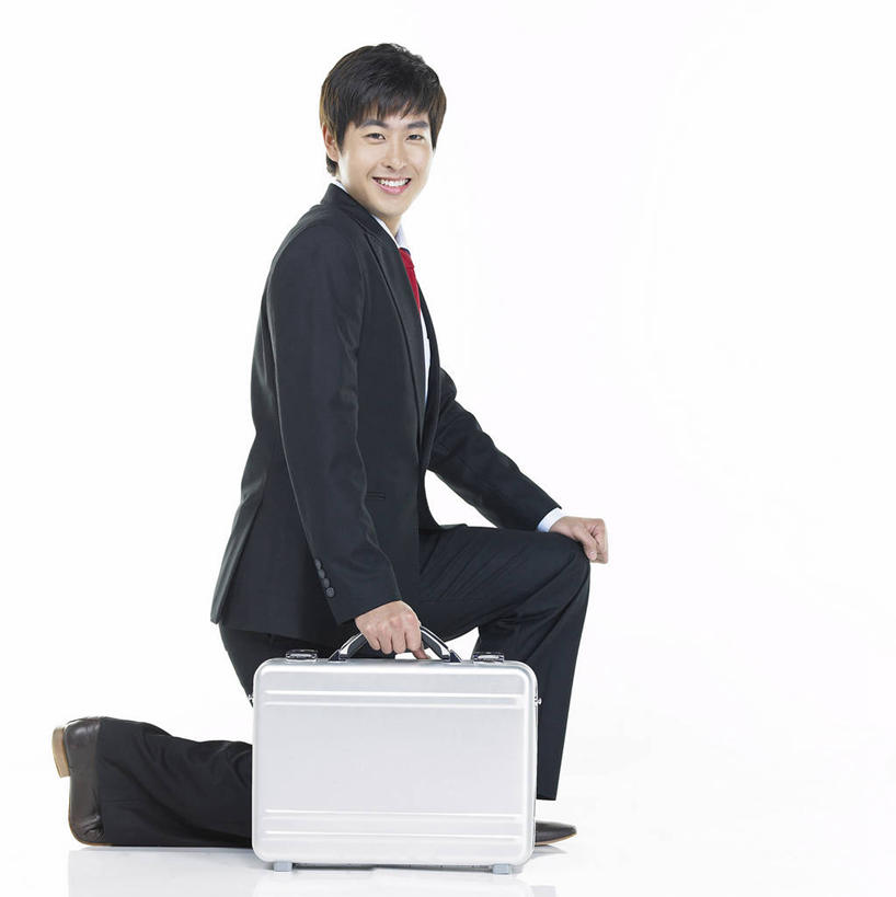 东方人,一个人,商务人士,商务男性,笑,微笑,露齿笑,竖图,室内,白天,白色背景,侧面,衬衫,亚洲,仅一个男性,仅一个人,握,阴影,套装,反射,包,公文包,影子,领带,拿,拿着,扭头,注视,黄种人,仅一个年轻男性,观察,看,转头,握着,摄影,影棚,公事包,观看,察看,象征,庄重,关注,商务装,身份,工薪阶层,正式,地位,单膝跪地,男人,男性,年轻男性,亚洲人,白领,上班族,彩图,全身,影棚拍摄,衬衣,拍摄