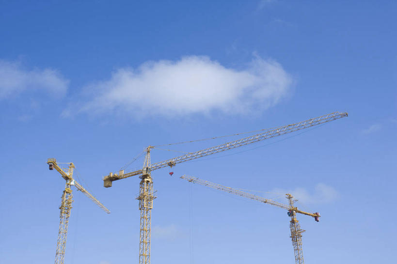 无人,横图,室外,白天,仰视,技术,建筑,阴影,光线,影子,云,云朵,云彩,设备,吊车,施工,蓝色,白云,蓝天,天空,阳光,交通工具,天,机械,起重机,晴朗,三台,工程,载具,工作车,施工车,汽车吊,晴空,彩图,低角度拍摄