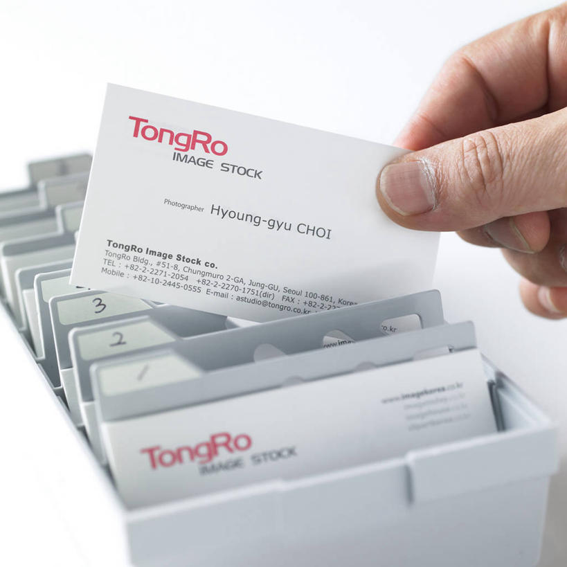 手,一个人,方图,室内,特写,白天,白色背景,正面,桌面,名片,仅一个男性,仅一个人,阴影,朦胧,模糊,反射,信息,英文,标志,文字,影子,字符,字母,联系,标识,架子,卡片,仅一个老年男性,手部,摄影,影棚,英文字母,单手,身份,名刺,名帖,交往,名片架,老年男性,男人,男性,半身,彩图,影棚拍摄,拍摄,商业