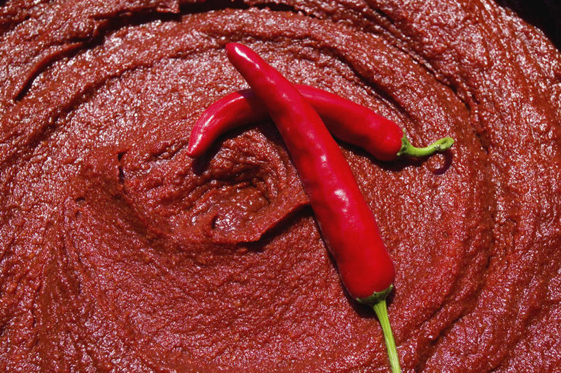 无人,横图,俯视,室内,特写,白天,辣椒,蔬菜,阴影,新鲜,反射,影子,调料,酱料,酱汁,佐料,食品,调味品,调味料,酱,辣酱,食物,两个,红色,有机食品,绿色食品,辣椒酱,辣角,红海椒,大椒,辣虎,广椒,辣子,红辣椒,海椒,番椒,彩图,高角度拍摄