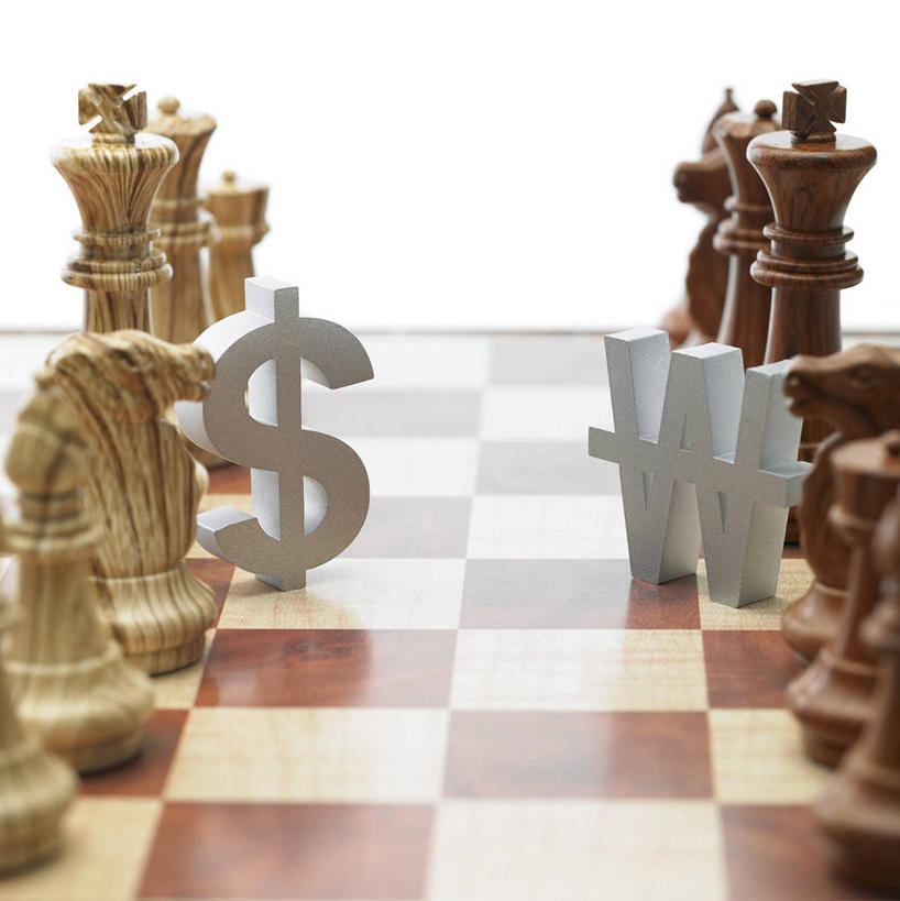 无人,传教士,竖图,室内,白天,白色背景,侧面,游戏,快乐,比赛,竞争,马,静物,金属制品,阴影,朦胧,模糊,反射,金属,标志,文字,影子,城堡,玩,娱乐,标识,骑士,车,两个,象棋,休闲,棋子,国际象棋,益智,摄影,影棚,活动,国王,发泄,消遣,智力,皇后,宣泄,主教,美元符号,象,玩耍,嬉戏,彩图,影棚拍摄,拍摄,兵,后,近卫军,王,韩币符号